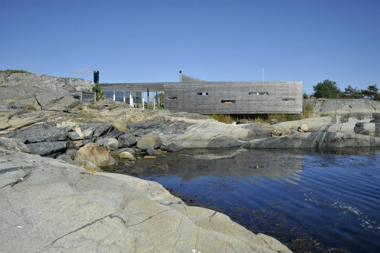 Norwegian Villas and Small Houses Built by the Sea