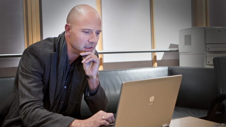 A Serios Norwegian Rock Singer