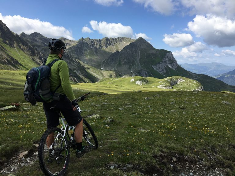 How to Choose a Specialized Hybrid Bike to Travel in Scandinavian Countries