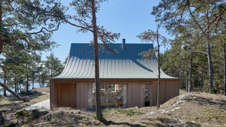 Tent-Like Summerhouse in the Stockholm Archipelago