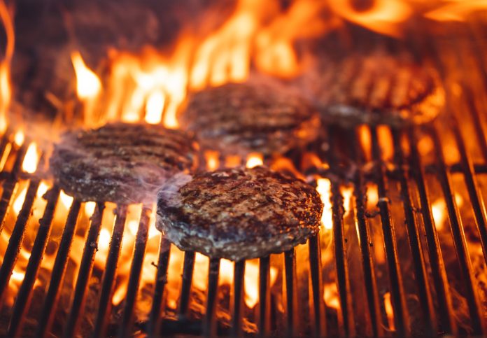 9999-barbeque-f-i-joshua-kantarges-unsplash Celebrating the Flavors of Autumn With a Scandinavian Barbecue