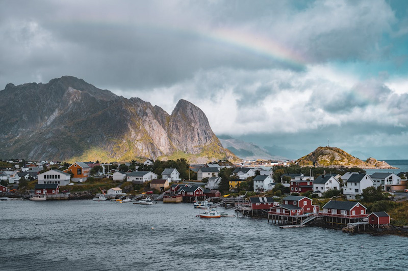 A village nexct to sea.